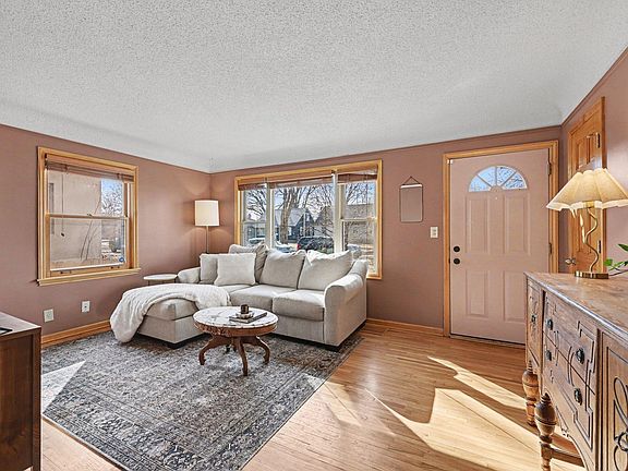 3rd image of 5425 31st Ave S