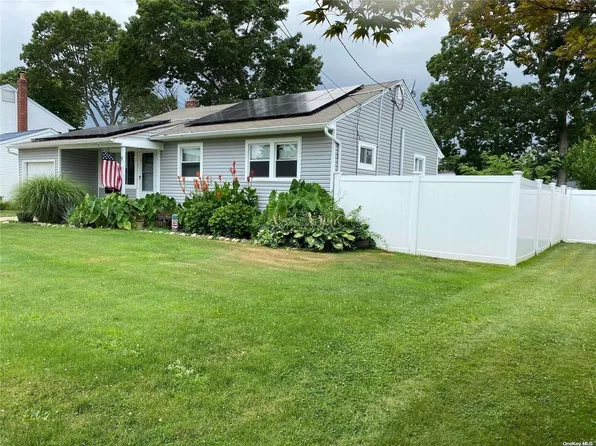 9 Dollard Drive, North Babylon, NY 11703