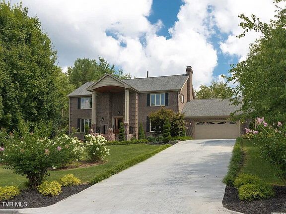3rd image of 232 Roscommon Dr