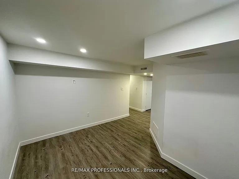 66 Whitburn Cres #LOWER — Photo 3