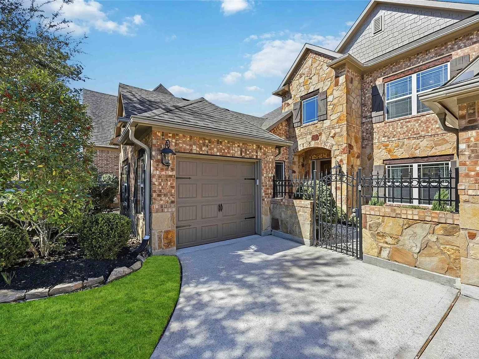 5 bed, 4.0 bath, 3766 sqft, $6,500 — Photo 3