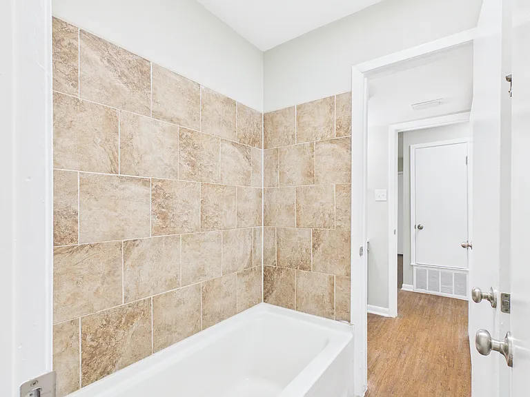Oxford Pointe Apartments — Photo 9
