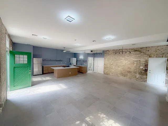 Studio, 900 sqft, $2,100 — Photo 3
