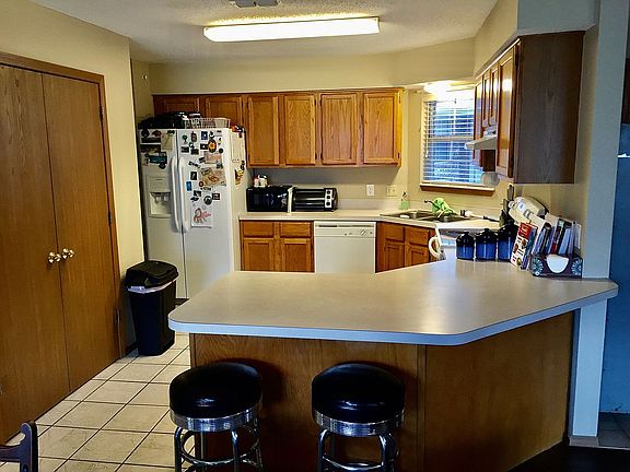 Kitchen and bar2