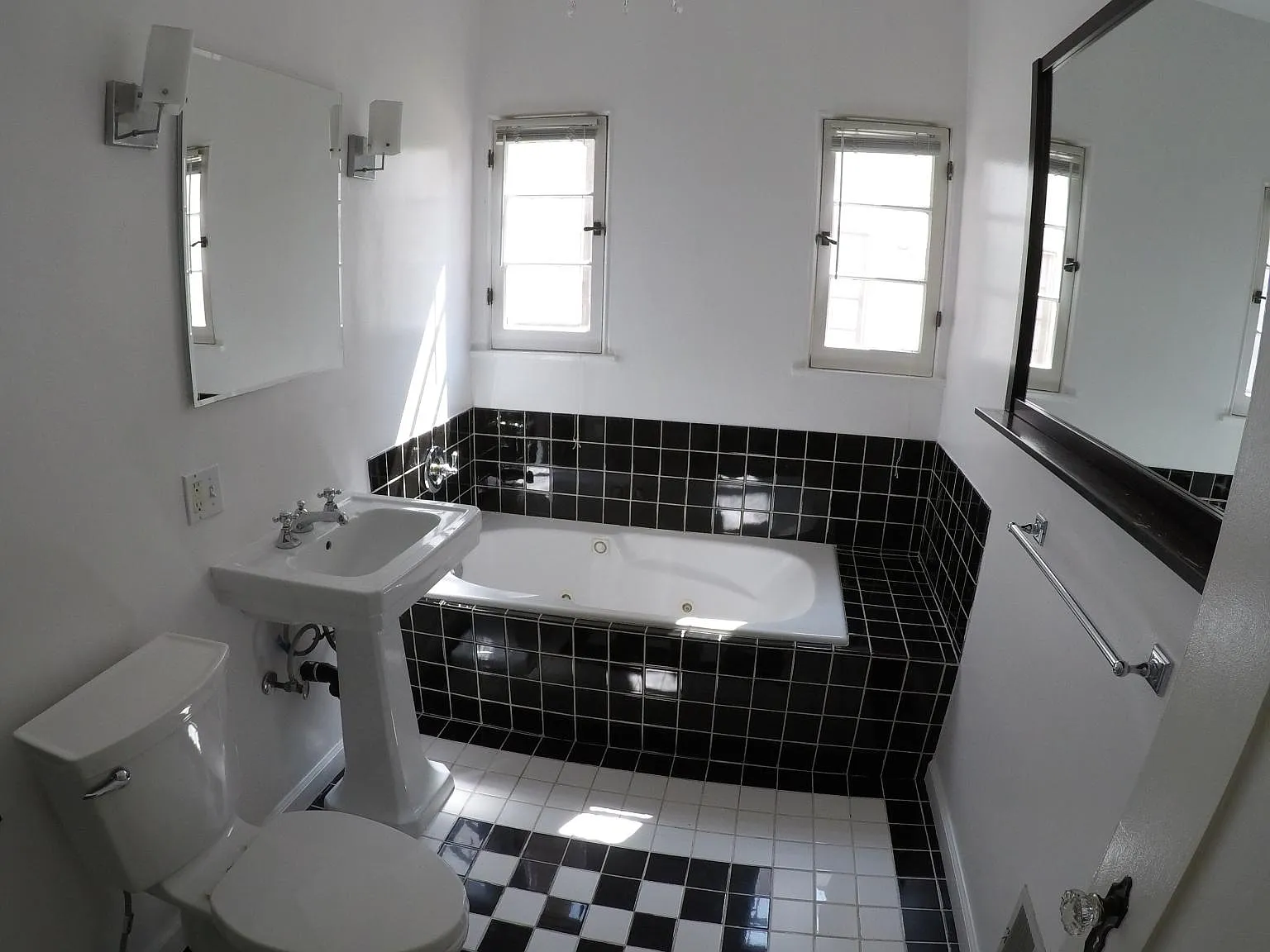 2 bed, 1400 sqft, $4,195 — Photo 2