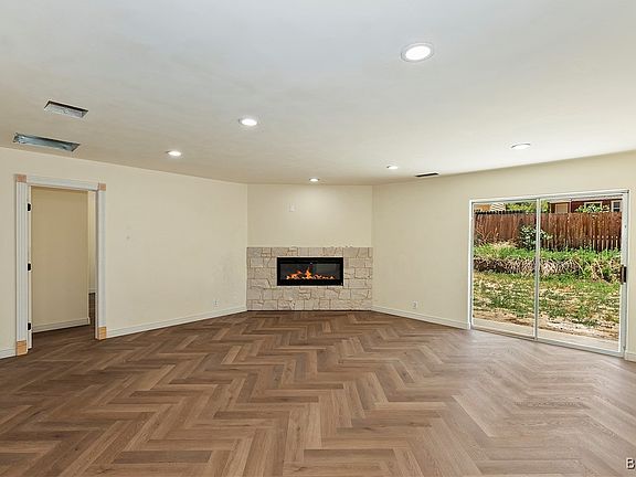3rd image of 228 E Country Club Blvd