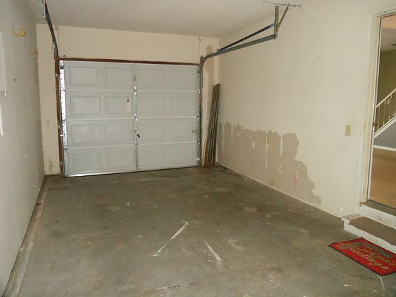 4th image of 10 Cougar Dr
