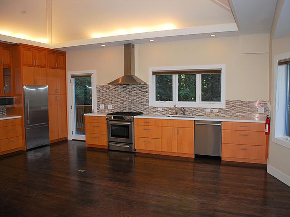 4th image of 820 Edgewood Ave