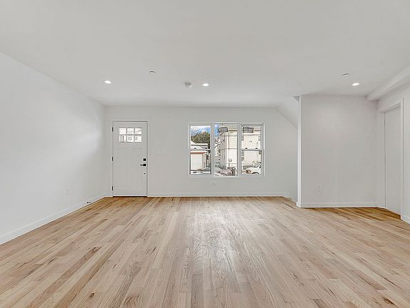 4th image of 10818 Pinegrove St