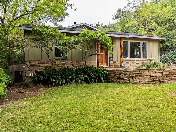 3rd image of 1107 Mariposa Dr