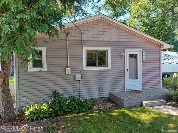 101 W Glass Rd, Ortonville, MI 48462