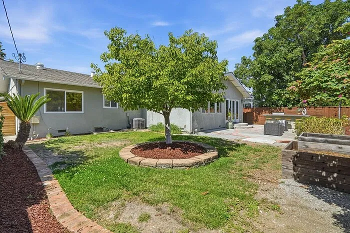 3 bed, 1820 sqft, $5,900 — Photo 4