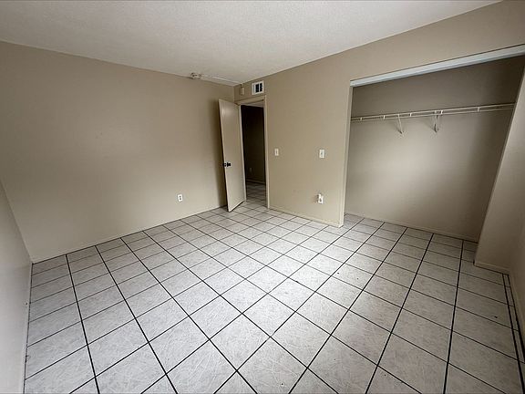 4th image of 4050 Woodside Ave #1