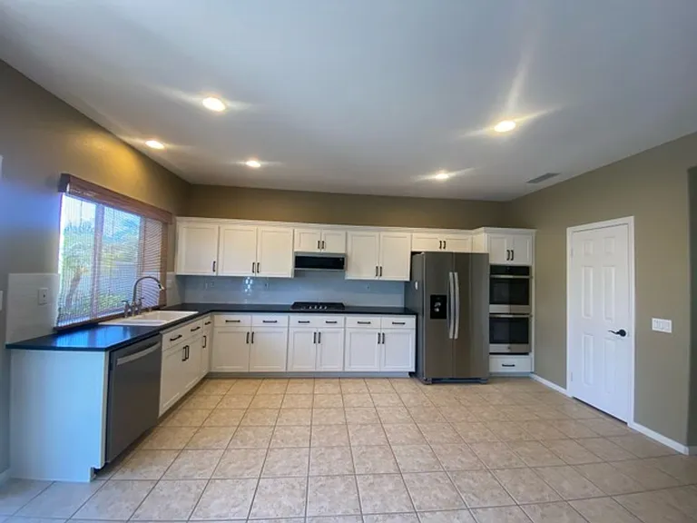 409 Lexington Cir — Photo 13
