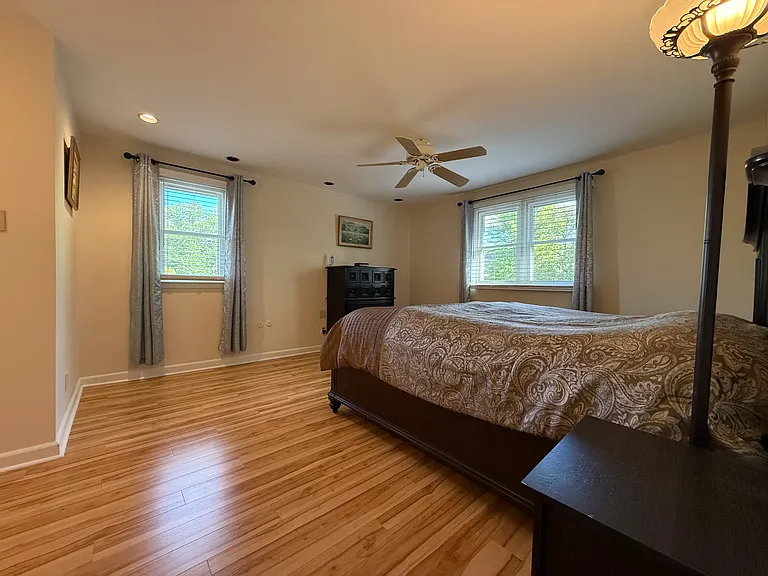 806 Warfield Ln — Photo 16