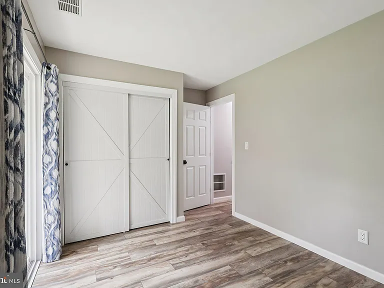 165 Wyndham Pl — Photo 17