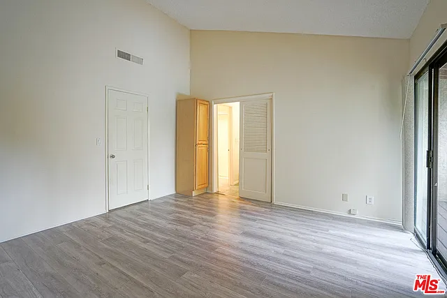 5760 Owensmouth Ave #14 — Photo 13