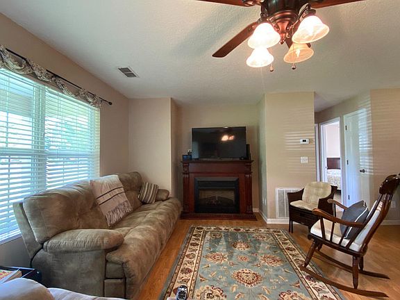 2nd image of 275 NE Audie Ter