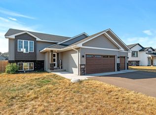 8200 Hummingbird Ln, North Branch, MN 55056