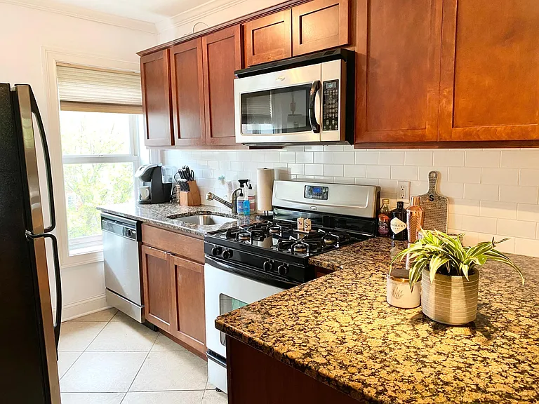 204 6th St #4R — Photo 3