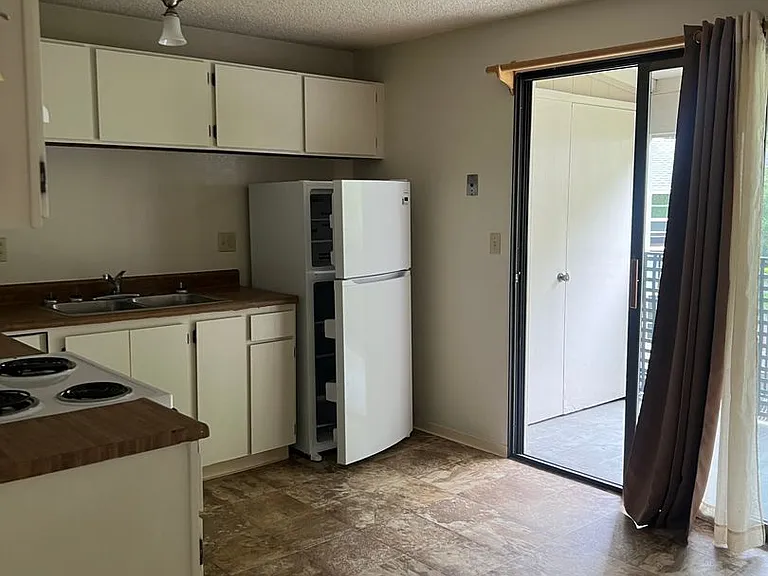 3050 Lk Wood Blvd — Photo 3