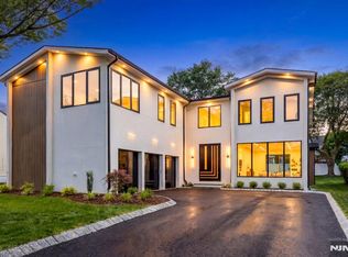 210 Hillcrest Dr, Paramus, NJ 07652