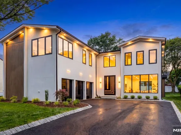 210 Hillcrest Dr, Paramus, NJ 07652