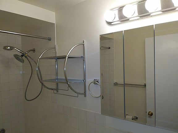 3rd image of 1415 W Pratt Blvd APT 105