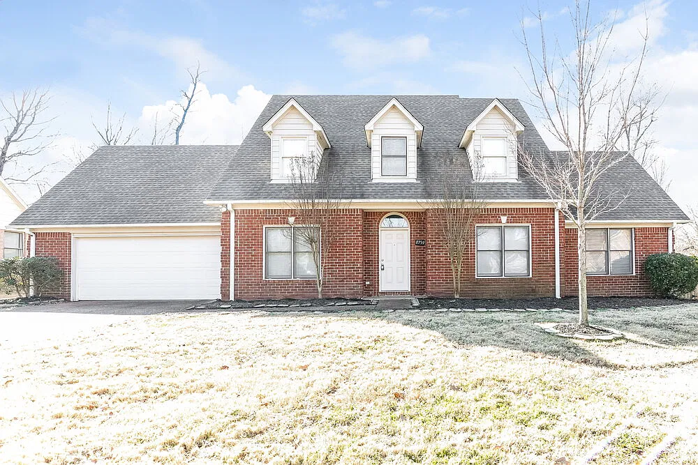 4 bed, 2.0 bath, 2632 sqft, $2,300 — Photo 1