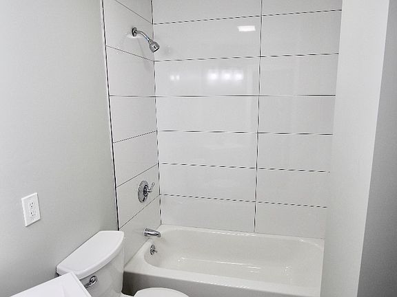 5th image of 94 E Cottage St #3