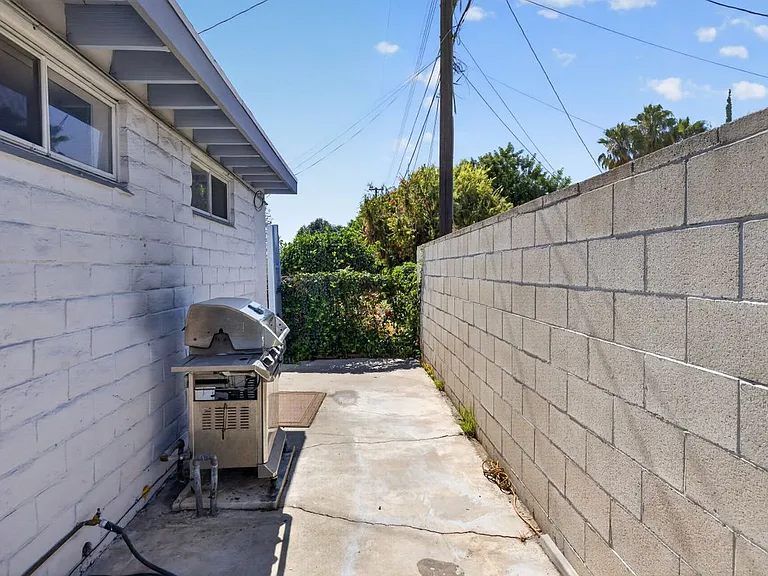 1201 W Baker Ave — Photo 41