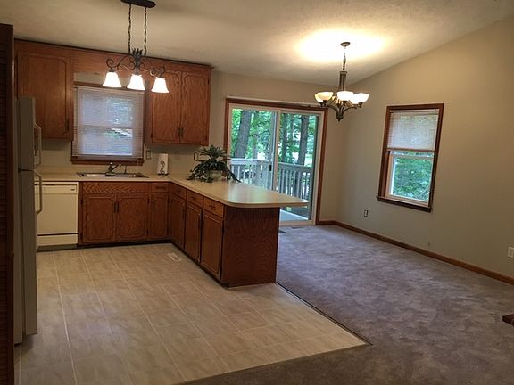 4th image of 586 Jefferson Dr