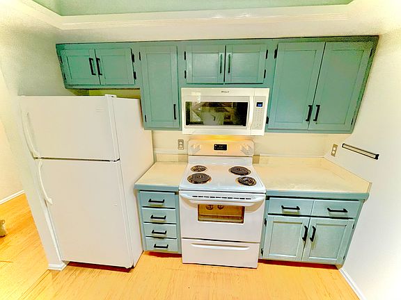 Kitchen, great for entertaining!