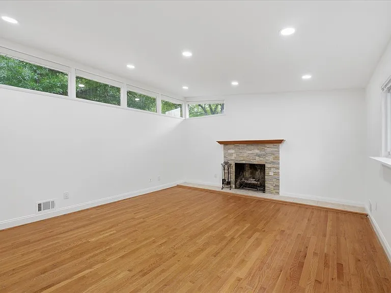 709 N Pryor St — Photo 28