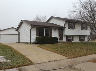 8620 S Riverton Rd, Oak Creek, WI 53154