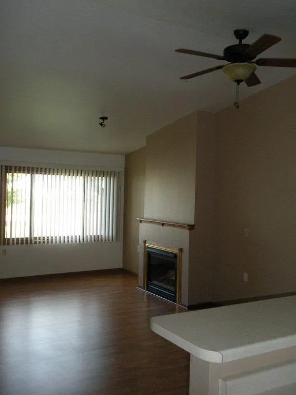 2 Bed | 1 Ba | 1 Lvl Townhome — Photo 3