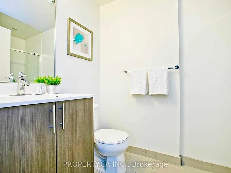 17 Kenaston Gdns #714 — Photo 4