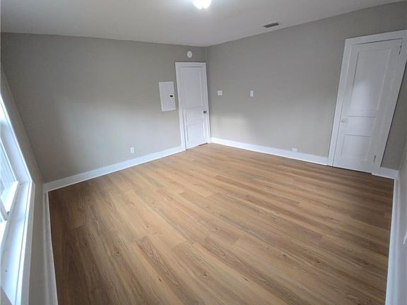 5th image of 655 Shannon St