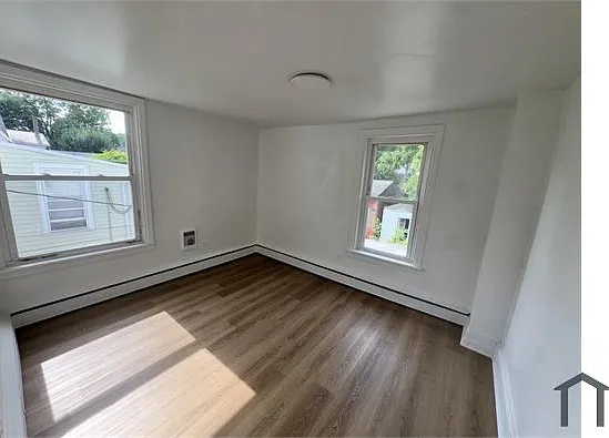 409 E Chestnut St — Photo 11