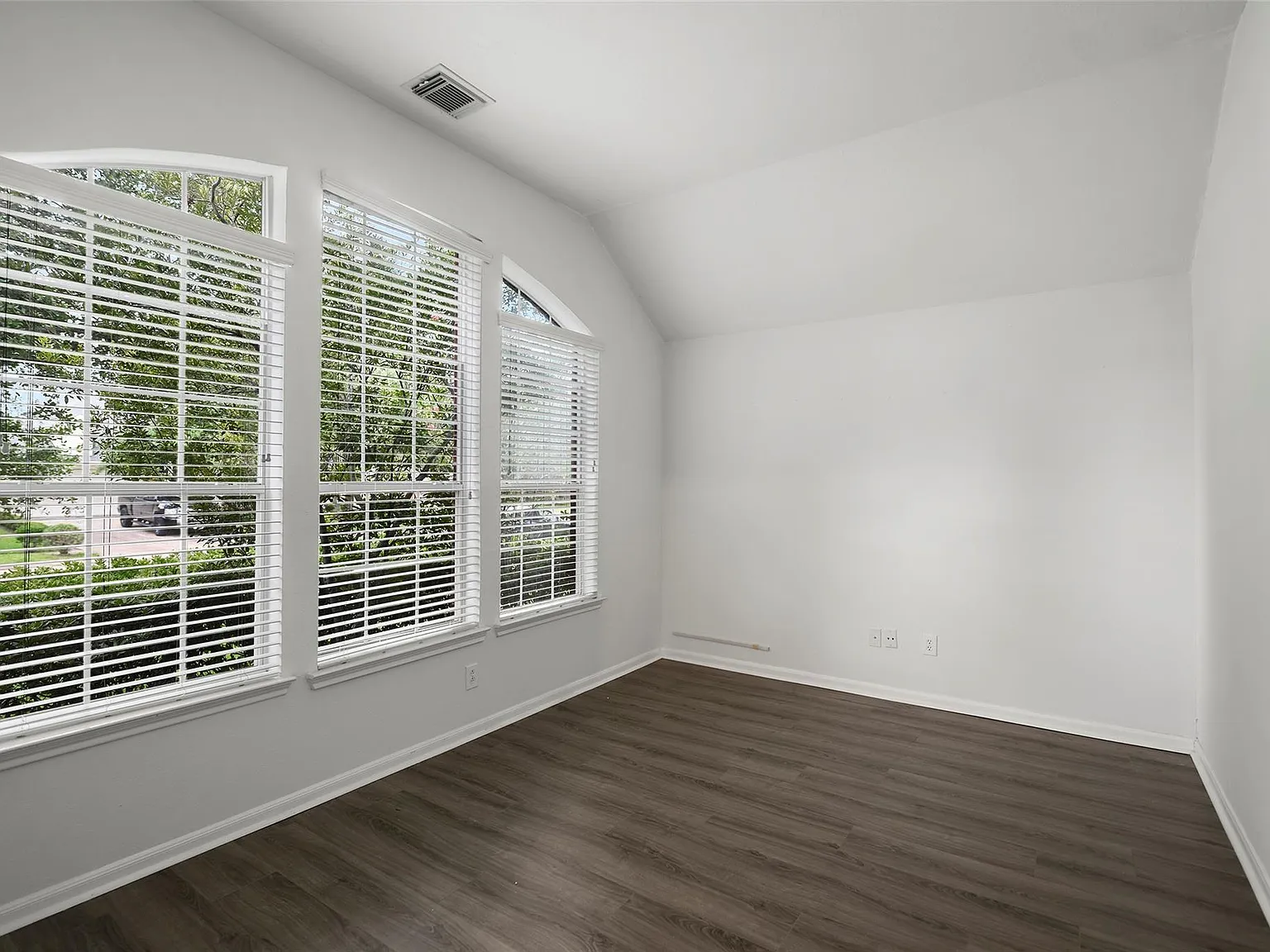 3 bed, 2.0 bath, 2134 sqft, $2,550 — Photo 3