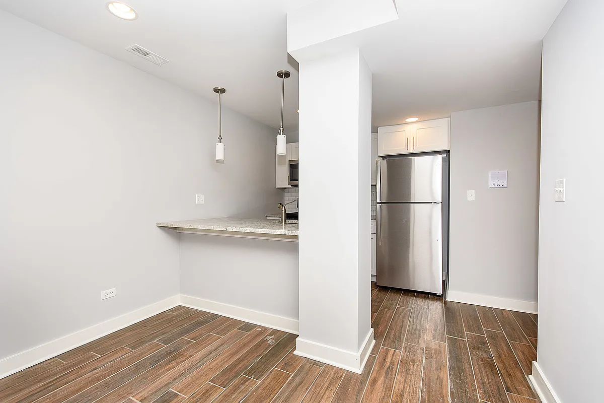 Building Photo - 852 W Newport Ave #G