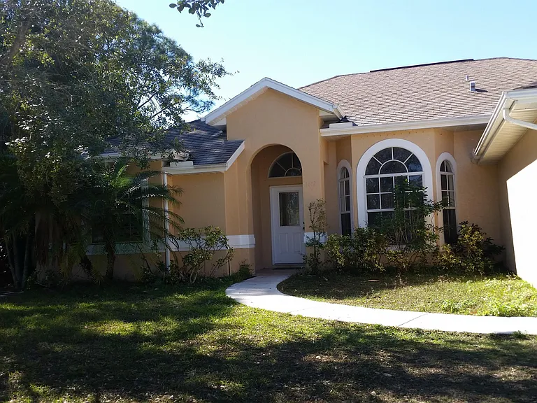 1672 SW Pleasant Ln — Photo 1