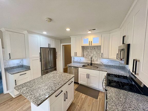 5th image of 412 Oxburgh Pl