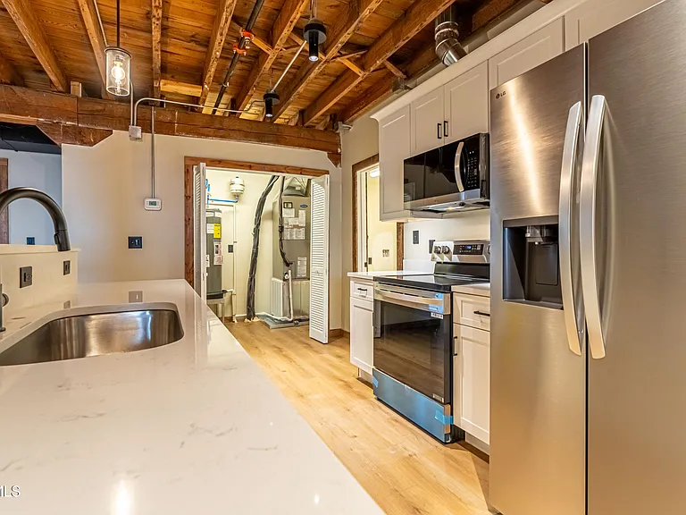 453 E Main St — Photo 5