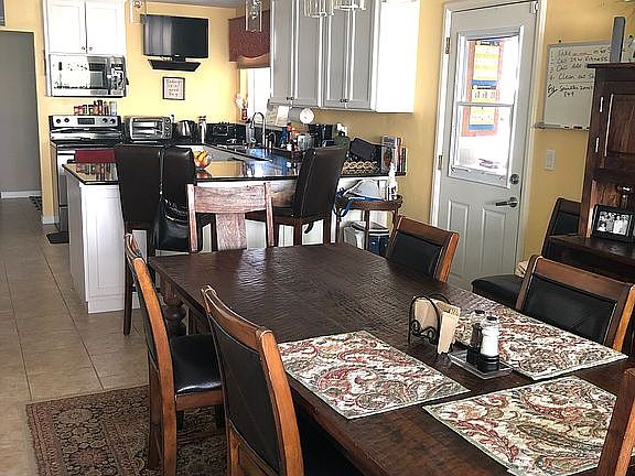 Open concept kitchen/dining 