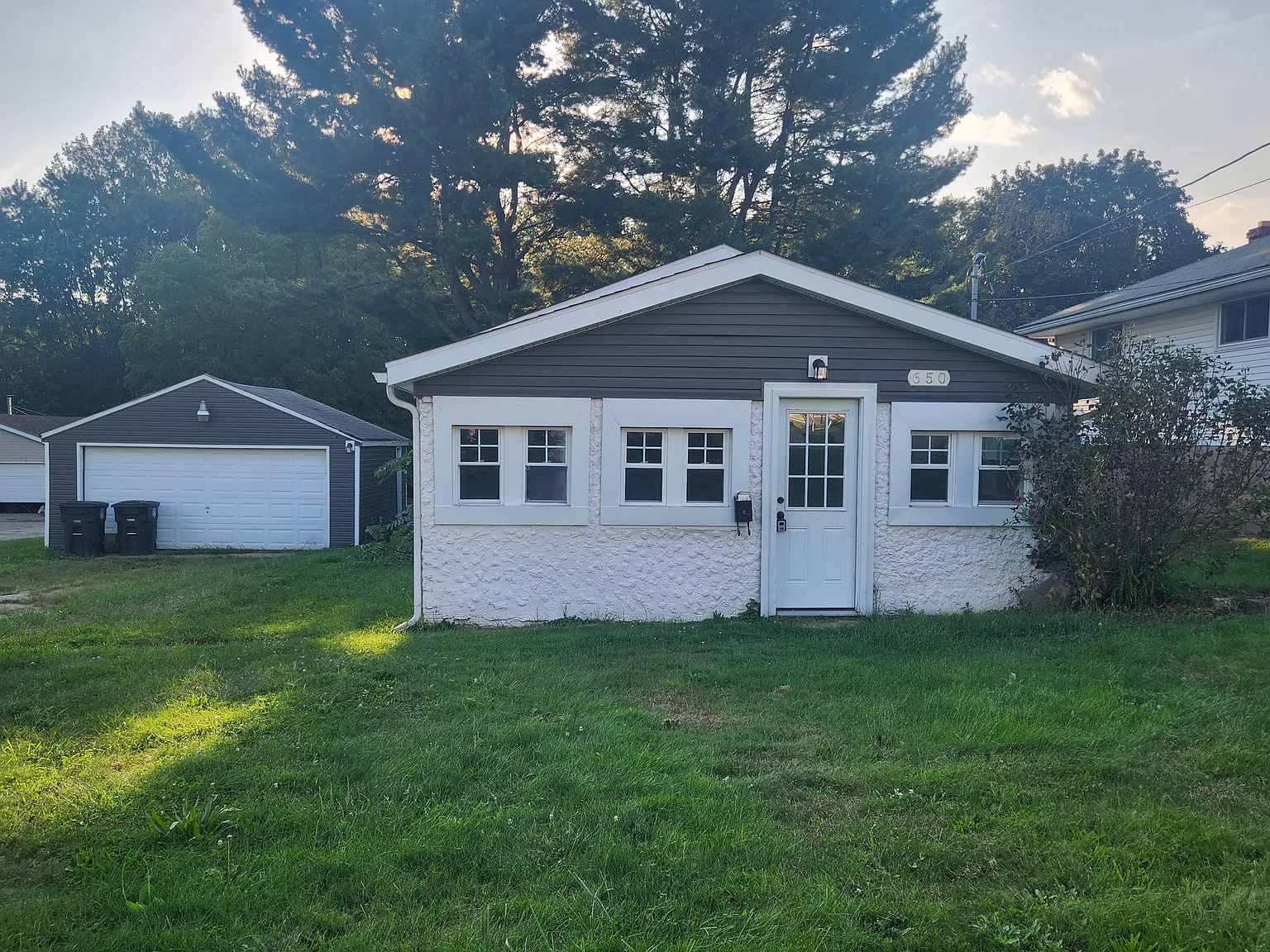 3 bed, 1.5 bath, 922 sqft, $1,375 — Photo 1