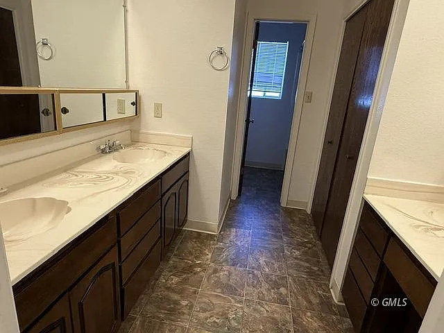 210 E Hunter Dr — Photo 9