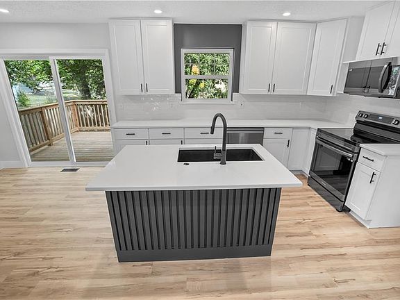 3rd image of 606 NE 113th St