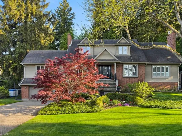 18 Stonegate Dr, Hamilton, ON L9G 3R7