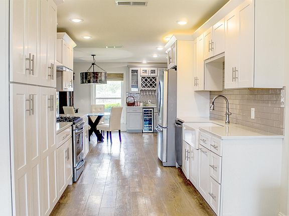 5th image of 301 College Ln